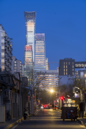 中国北京传统建筑胡同与现代摩天大楼对比