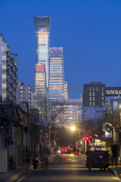 中国北京传统建筑胡同与现代摩天大楼对比