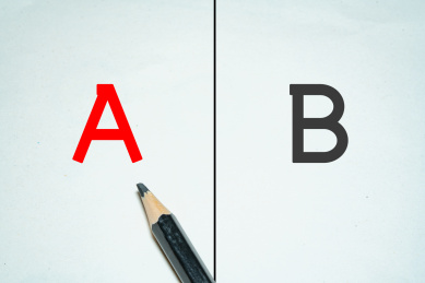 用铅笔进行人生的选择判断概念