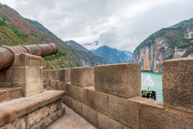 中国重庆长江三峡瞿塘关的城楼和炮台