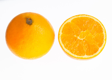 新鲜的水果橙子切面与白色背景