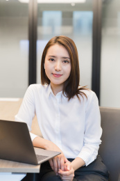 一位穿白衬衣的职业女性商务人士形象