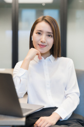 一位商务女性在办公室工作微笑