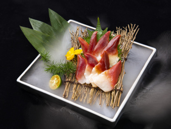 黑色背景干冰下的北极贝刺身