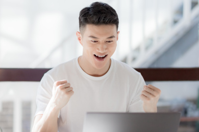 在餐厅使用电脑的年轻人