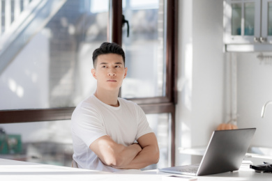 在餐厅使用电脑的年轻人