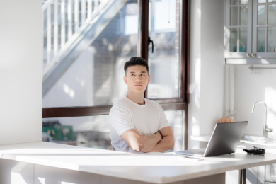 在餐厅使用电脑的年轻人