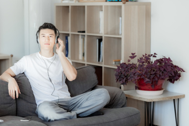 在沙发上听音乐的年轻人