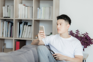 在沙发上听音乐的年轻人