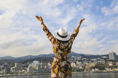 一个张开双臂伸向天空的女人