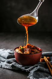 淋在碗里的红烧牛肉汤汁