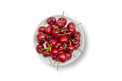 白色背景上的一盘新鲜的车厘子