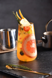 一杯红柚水果茶放在黑色岩石板上