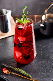 一杯红色草莓樱桃水果茶放在黑色岩石板上