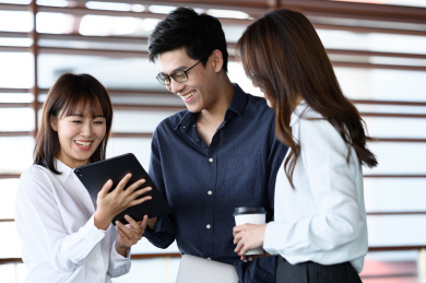 亚洲商务人士在一起办公