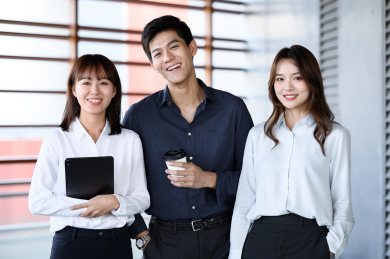 亚洲商务人士在一起办公