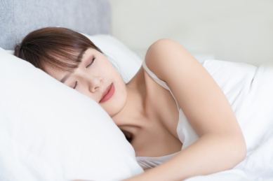 侧身正在熟睡的年轻女性正面