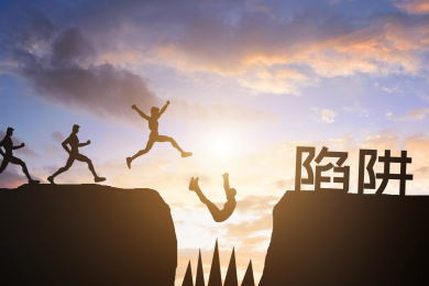 剪影人物面对诱惑诱饵掉入陷阱圈套套路进行选择