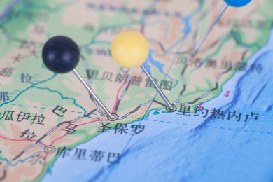 一枚大头钉在地图上标注巴西城市圣保罗的地理位置