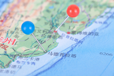 一枚大头钉在地图上标注阿根廷城市马德普拉塔的位置