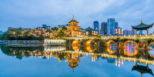 中国贵州贵阳甲秀楼建筑夜景风光