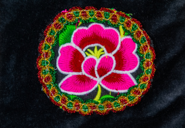 中国彝族服饰布料花卉刺绣工艺品