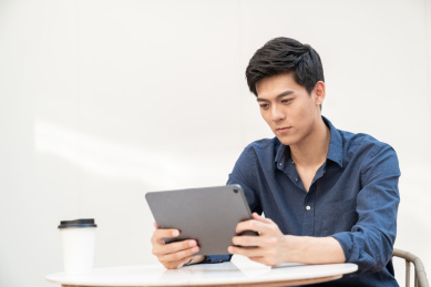 商务男士在户外