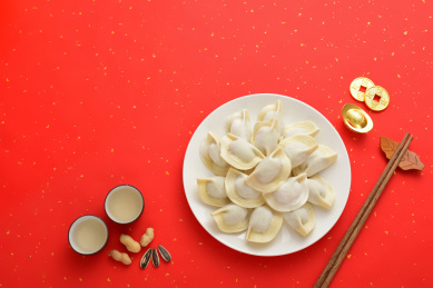 红色背景上的传统美食饺子