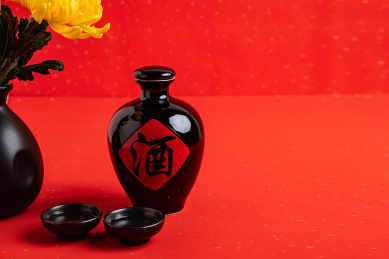 红色背景上一壶中国传统酿造的白酒