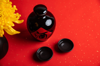红色背景上一壶中国传统酿造的白酒