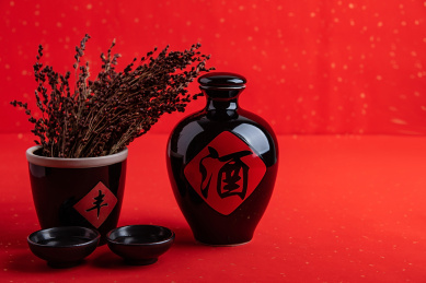 红色背景上一壶中国高粱酒和高粱穗  