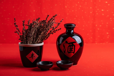 红色背景上一壶中国高粱酒和高粱穗