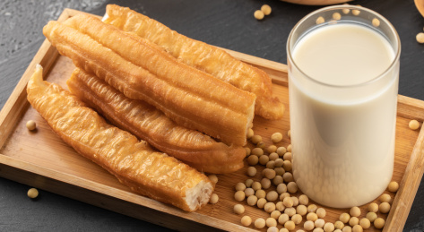 中国传统早餐黄豆豆浆与油条