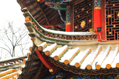 冬季里雪花飘落在中国云南省昆明市翠湖公园里的古建筑上