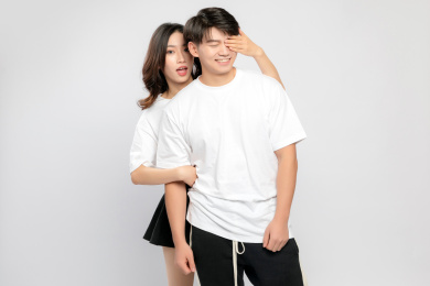 灰色背景里，拥抱在一起的亚洲年轻情侣