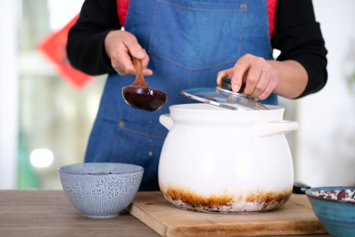 中国人正把熬好的腊八粥舀到碗里