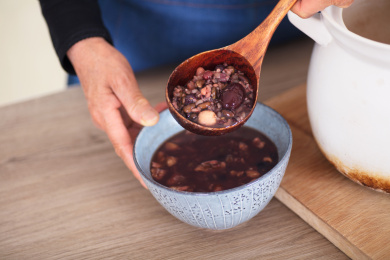 中国人正把熬好的腊八粥舀到碗里