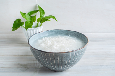 厨房台面瓷砖上一大碗白粥  