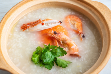 中国潮汕砂锅粥,厨房台面上一锅虾蟹粥