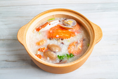 中国潮汕砂锅粥,厨房台面上一锅虾蟹海鲜粥