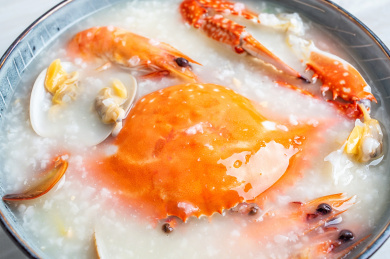 中国潮汕砂锅粥，虾蟹海鲜粥特写 