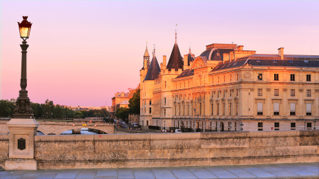 黄昏最后一抹夕阳映照在法国巴黎塞纳河新桥畔的古典建筑上