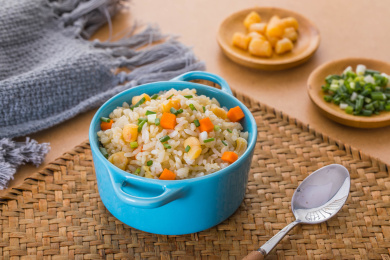 蓝色双耳碗装着的干贝鸡蛋炒饭