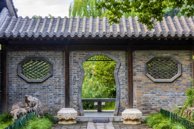 中国山东省潍坊市青州古城偶园镂空的花窗墙门洞
