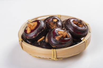 保健蔬菜水果荸荠马蹄摆放在桌面上