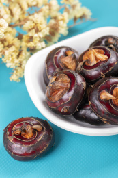 保健蔬菜水果荸荠马蹄摆放在桌面上