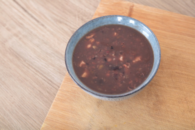 砧板上面一碗做好的腊八粥