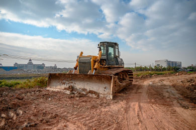 正在工地推土工作中的推土机