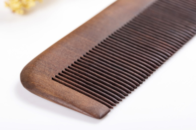 传统梳发工具木梳摆放在桌面上