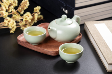 汝瓷茶壶汝瓷茶杯摆放在木制茶盘中
